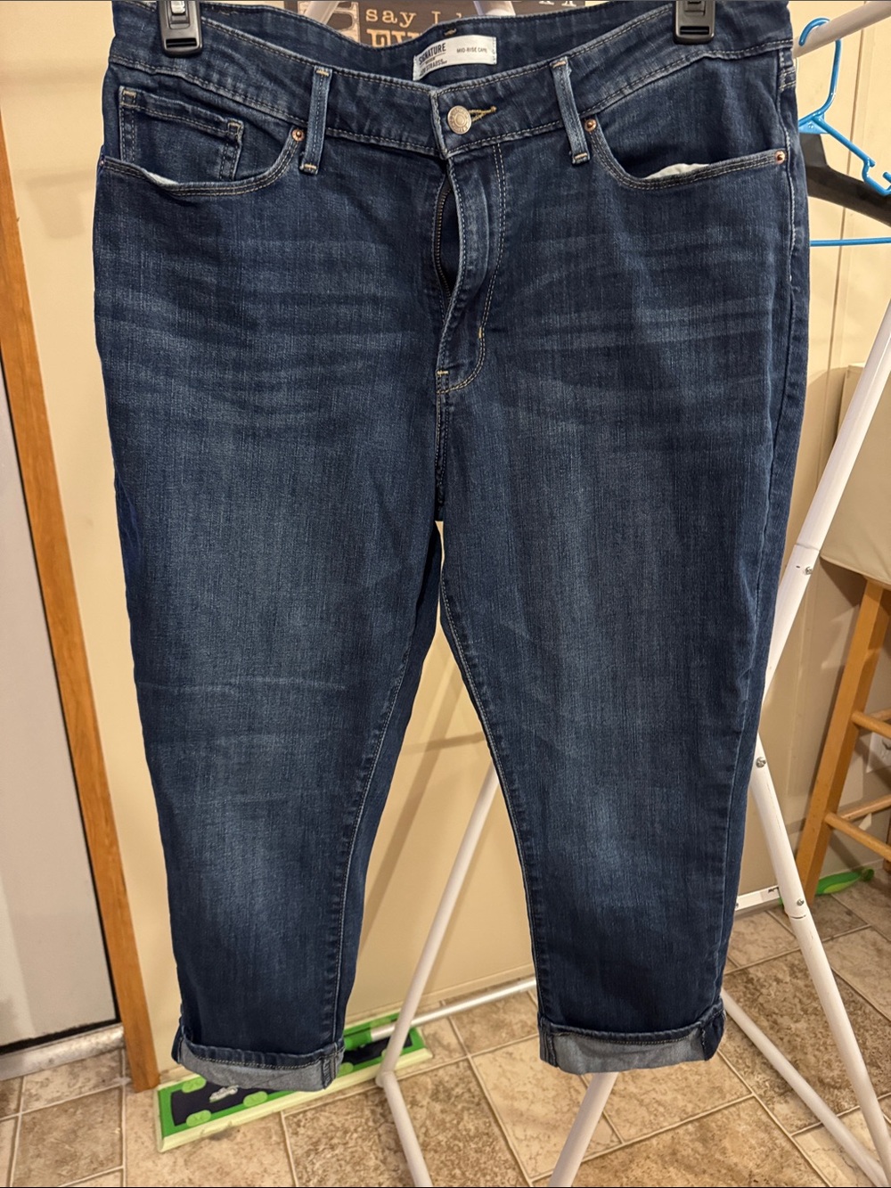 Levi's Signature Dark Blue Mid-Rise cuffed Capri Jeans